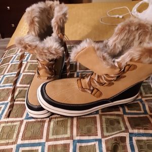 Size 10 women's faux fur boots
